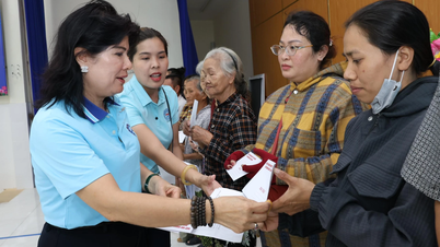 សមាគមធុរកិច្ចទីក្រុងហូជីមិញ ផ្តល់អំណោយចំនួន ៥០០ ដល់ប្រជាជនខេត្ត Khanh Hoa ដែលរងគ្រោះដោយទឹកជំនន់