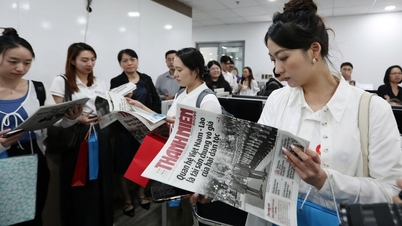 Profesor dan mahasiswa pascasarjana Universitas Komunikasi Tiongkok mengunjungi kantor Surat Kabar Thanh Nien