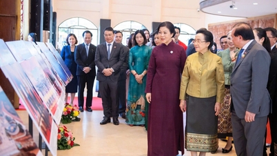 Generalsekreterare Ngo Phuong Lys fru deltar i öppningsceremonin för Vietnam Film Week och Vietnam-Laos fotoutställning