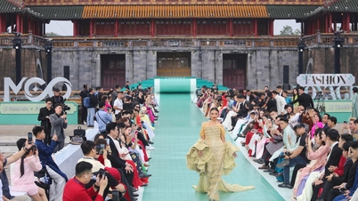 Miss Universe 2025 öppnar med en modevisning i den kejserliga staden Hue