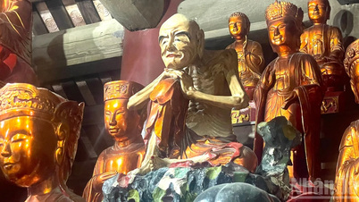 [사진] 케오 사원의 약 400년 된 보물, 투엣손 동상을 숭배하는 모습