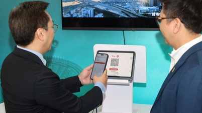 Chinese tourists drink Highland coffee and can scan QR codes at supermarkets in Vietnam.