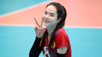 Le Thanh Thuy and Le Minh Thuan were given the honor of holding the flag for the Vietnamese Sports Delegation.