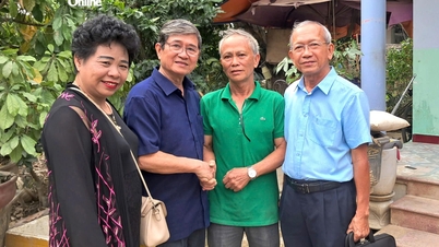 Stowarzyszenie Emerytowanych Nauczycieli Prowincji Khanh Hoa odwiedziło i wręczyło prezenty członkom dotkniętym powodzią