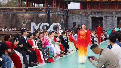 Miss Cosmo 2025-deltagarna uppträder på Ngo Mon och inleder en serie aktiviteter i Hue