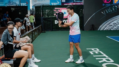 Beautiful gesture of men's singles runner-up of D-Joy Vietnam Masters pickleball tournament Phuc Huynh