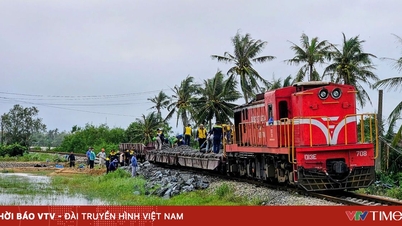 More than 100 North-South trains stopped running due to the impact of floods and rains, causing nearly 50 billion VND in damage.