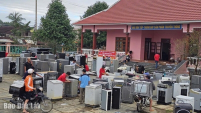 Reparo gratuito de mais de 2.800 aparelhos elétricos para moradores da comuna de Hoa Thinh após a enchente.