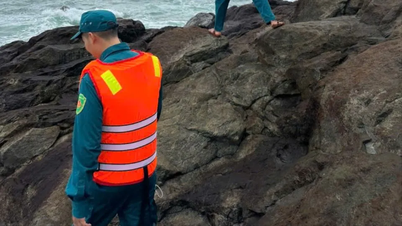 Mężczyznę porwały fale podczas połowu ryb.