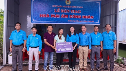 Übergabe des Hauses „Union Shelter“ an Gewerkschaftsmitglieder der Gemeinde Phan Ngoc Hien