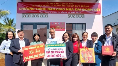Entrega de casas do programa Grande Solidariedade a famílias carentes em Duc Trong
