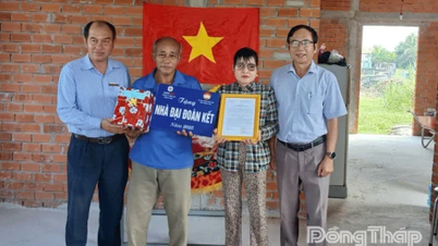 Överlämnande av 3 solidaritetshus i Dong Son-kommunen