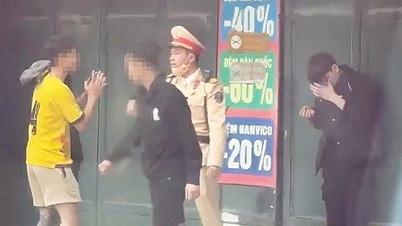 Letnan Kolonel Polisi Lalu Lintas Hanoi menghentikan preman, melindungi warga