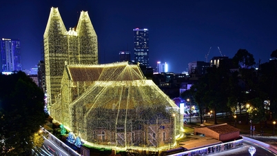 क्रिसमस के लिए रोशनी से जगमगाया नोट्रे डेम कैथेड्रल, देखने के लिए उमड़े लोग