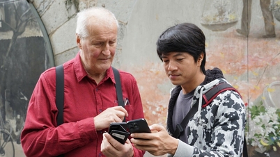 하노이 구시가지 한가운데에서 '서양과 동양'의 렌즈가 교차합니다. 혼란스럽지만 매혹적입니다.