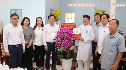 Líderes provinciais parabenizam o 101º aniversário da fundação de Cao Dai.