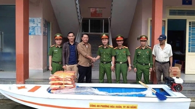 បរិច្ចាគកាណូតជួយសង្គ្រោះដល់ប៉ូលីសសង្កាត់ Hoa Xuan