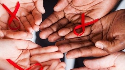 Ξεπερνώντας τα Αόρατα Εμπόδια: Η Δύναμη της Οικογένειας και της Κοινότητας στο Ταξίδι με Άτομα που Ζουν με HIV