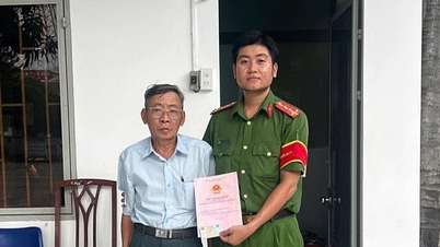 ម្ចាស់​បាន​ទម្លាក់​សៀវភៅ​ក្រហម​នៅ​តាម​ផ្លូវ ហើយ​ត្រូវ​បាន​គេ​រើ​ពេល​ប៉ូលិស​រក​ឃើញ​ហើយ​ប្រគល់​វា​មក​វិញ។