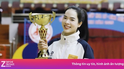 第33回東南アジア競技大会でベトナムスポーツ代表団の旗を掲げる2人の選手