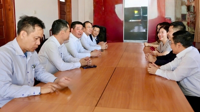 O Ministro Nguyen Hong Dien trabalha com o Escritório Comercial do Vietnã no Laos.