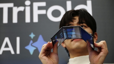 Samsung bất ngờ tung điện thoại gập ba đầu tiên, giá hơn 70 triệu đồng
