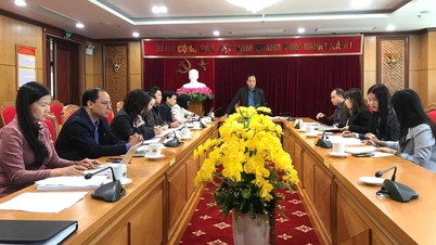 Reunión para evaluar y aceptar los manuscritos de dos libros: "Historia de la Oficina del Comité del Partido Provincial de Cao Bang (1930-2025)" e "Historia tradicional del sector financiero de la provincia de Cao Bang (1945-2025)".
