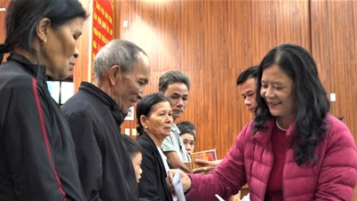 La Asociación de Danang para la Protección de Mujeres y Niños Pobres entrega obsequios a los habitantes de las comunas de Thang Dien y Thang An.