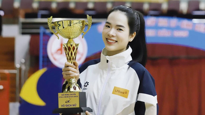 Dos atletas de más de 1,90 m de altura llevan la bandera de la delegación deportiva vietnamita en los 33º Juegos del Sudeste Asiático.