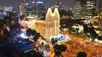 Собор Парижской Богоматери покрыт 1000 км светодиодных лампочек, которые ярко светят, приветствуя Рождество.