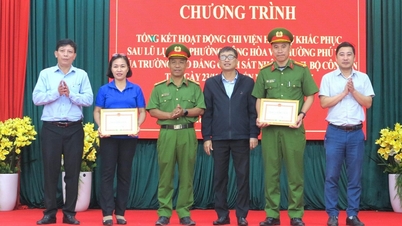 Memberikan penghargaan kepada 3 kelompok dan 247 individu atas dukungan mereka terhadap pemulihan pasca banjir