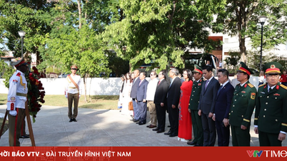 Timbalan Perdana Menteri Ho Quoc Dung menawarkan bunga untuk memperingati Presiden Ho Chi Minh di ibu negara Havana.