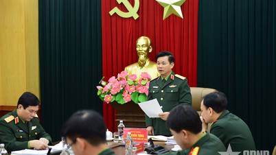 O tenente-general Do Xuan Tung presidiu a conferência para finalizar a minuta do decreto e da circular sobre a atração e utilização de talentos.