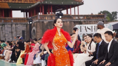 La Puerta Ngo Mon de Hue brilla con la moda de las concursantes de Miss Universo 2025