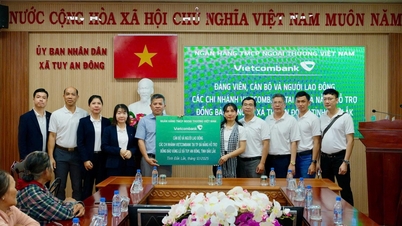 فروع بنك فيتكوم في دا نانغ تقدم هدايا لدعم المتضررين من الفيضانات