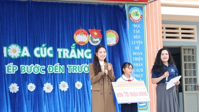 ມອບ​ທຶນ​ການ​ສຶກ​ສາ​ກວ່າ 100 ລ້ານ​ດົ່ງ​ໃຫ້​ແກ່​ສະ​ຫາຍ ຮ່​ວາ​ກ໊​ກ​ຈຶງ ຢູ່​ຄຸ້ມ​ເມືອງ ລານ​ບຽນ - ດ່າ​ລາດ