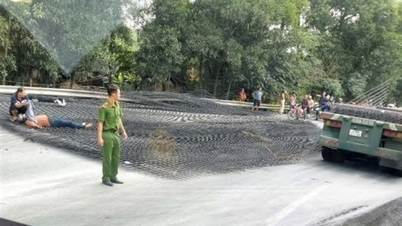 트랙터 트레일러에서 수 톤의 강철 그물이 도로로 떨어져 오토바이 운전자 두 명이 깔렸습니다.