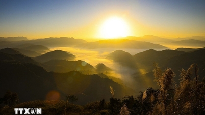 Saksikan matahari terbit yang indah di antara lautan awan di Keo Lom di Dien Bien