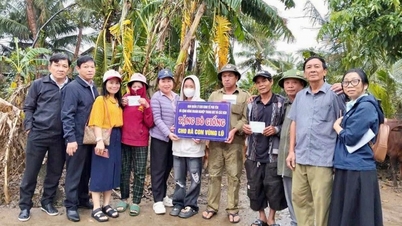 बाढ़ प्रभावित परिवारों को 10 संकर गायें दी गईं