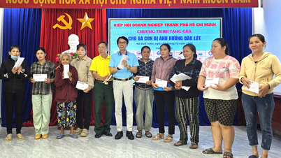 洪水被害を受けたスオイヒエップ村の住民に150個の贈り物を贈呈