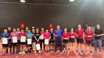 Rosyjska reprezentacja tenisa stołowego odwiedziła Wietnam i rozegrała z nim mecz towarzyski.