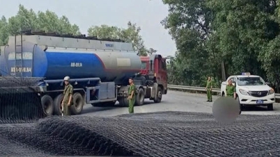 एक ट्रैक्टर ट्रेलर से दर्जनों टन स्टील गिरकर दो पैदल यात्रियों पर गिर गया।