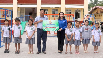 Το Κεντρικό Συμβούλιο Νέων Πρωτοπόρων δώρισε μια παιδική χαρά στους μαθητές της περιφέρειας Τιν Μπιέν.