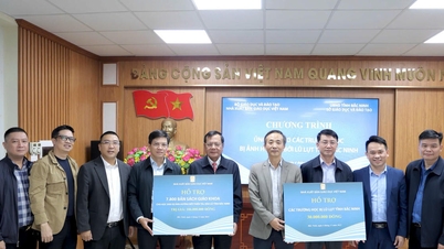 वियतनाम एजुकेशन पब्लिशिंग हाउस ने बाक निन्ह प्रांत में बाढ़ प्रभावित स्कूलों की मदद की