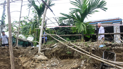 Deslizamento de terra se aproxima de casas ao longo do rio Phuoc Giang