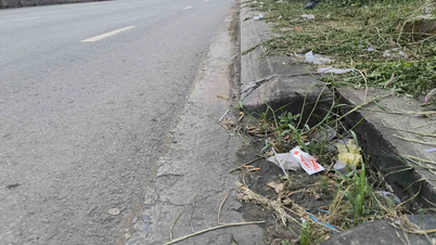 Superando as inundações na Rodovia Nacional 1A, de Tay Ninh até a fronteira com a cidade de Ho Chi Minh.