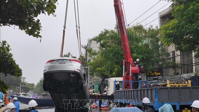 У центрі Дананга з'явилася «смертельна яма», 3 автомобілі «проковтнуло»