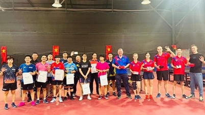 वियतनाम वॉलीबॉल टीम ने SEA गेम्स 33 से पहले रूस की टीम के साथ मैत्रीपूर्ण मैच खेला