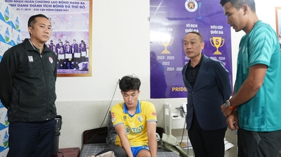 زيارة قادة الاتحاد الفيتنامي لكرة القدم لتشجيع لاعب خط الوسط فان ترونج قبل أول مباراة لفريق فيتنام تحت 23 عامًا