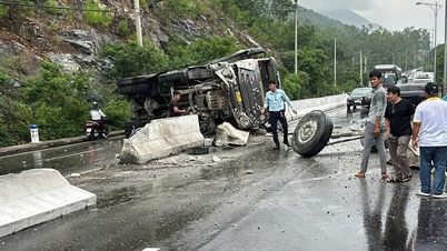 Khanh Hoa: ٹرک الٹ گیا، Cu Hin پاس بھیڑ ہے۔